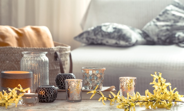 stilleven bloemen met decoratieve voorwerpen in de woonkamer