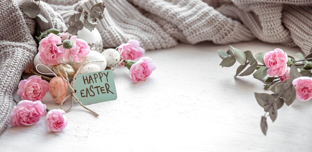 Stilleven met details van het feestelijke paasdecor en de inscriptie Happy Easter op de briefkaart