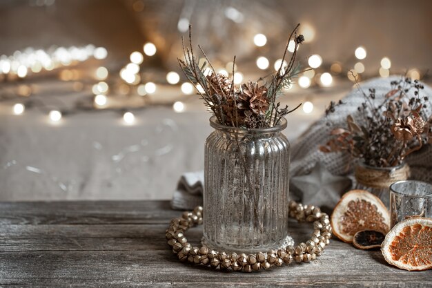 Stilleven met een decoratieve glazen vaas op een onscherpe achtergrond met bokeh. Home decor concept voor thuis.