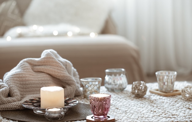 Stilleven met kaarsjes op tafel in de woonkamer.