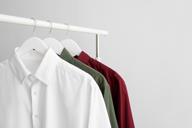 Gratis foto stilleven met klassieke shirts op hanger