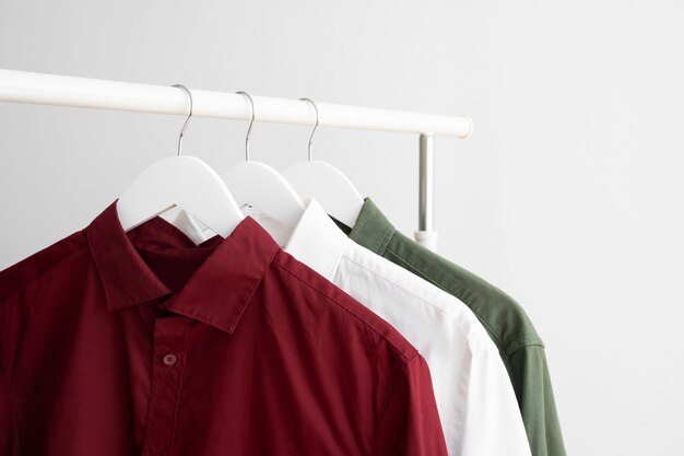 Stilleven met klassieke shirts op hanger