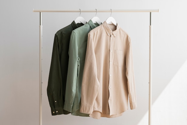 Stilleven met klassieke shirts op hanger