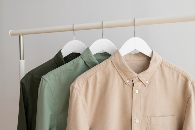 Stilleven met klassieke shirts op hanger