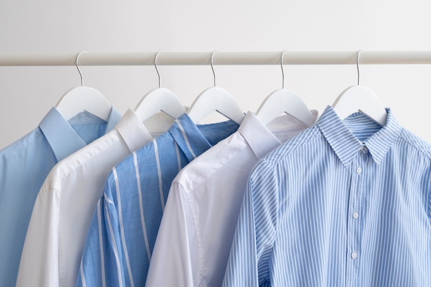 Stilleven met klassieke shirts op hanger