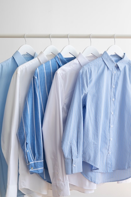 Stilleven met klassieke shirts op hanger