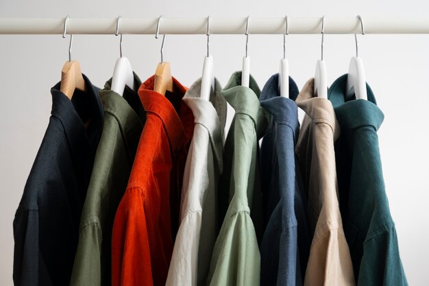 Stilleven met klassieke shirts op hanger