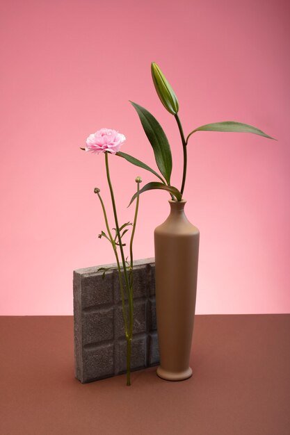 Stilleven met kleurrijke bladeren en bloemen