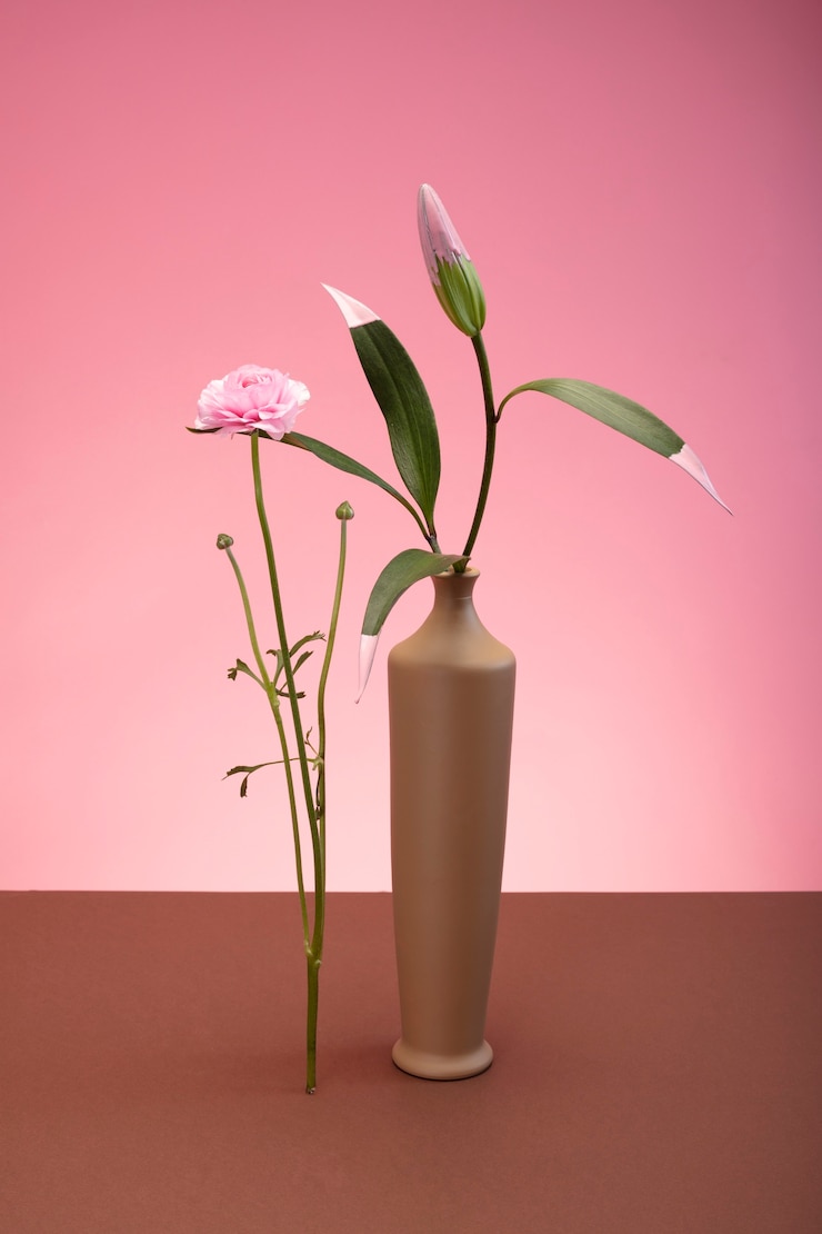 Gratis Foto stilleven met kleurrijke bladeren en bloemen