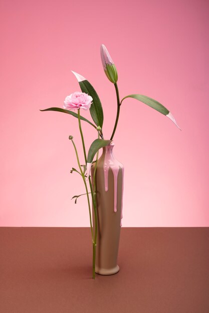 Stilleven met kleurrijke bladeren en bloemen