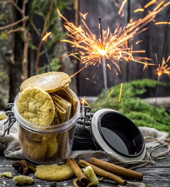 Gratis foto stilleven met koekjes en verlichting