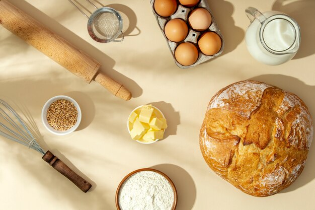 Stilleven met smakelijk bakkerijvoedsel