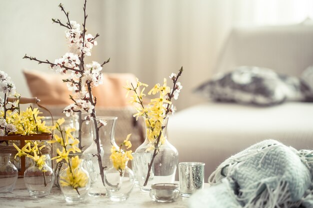 Stilleven met vazen met lentebloemen in de woonkamer