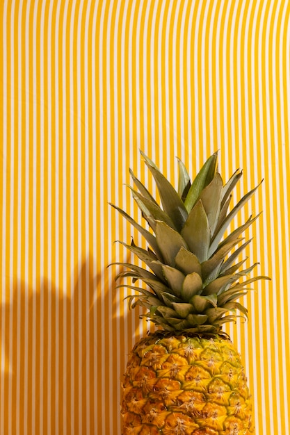 Gratis foto stilleven van ananasfruit met stengel en bladeren