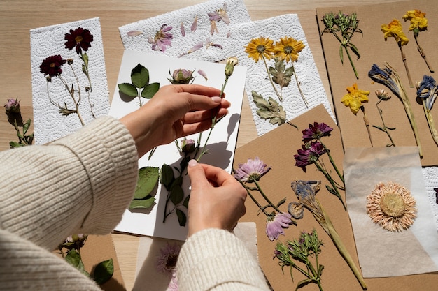 Gratis foto stilleven van bloemenperstechniek