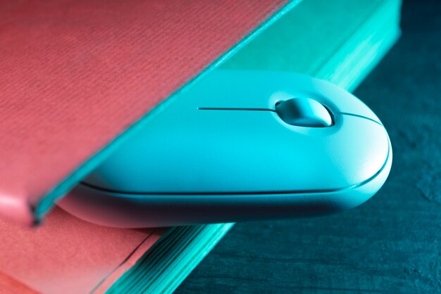 Stilleven van boeken versus technologie