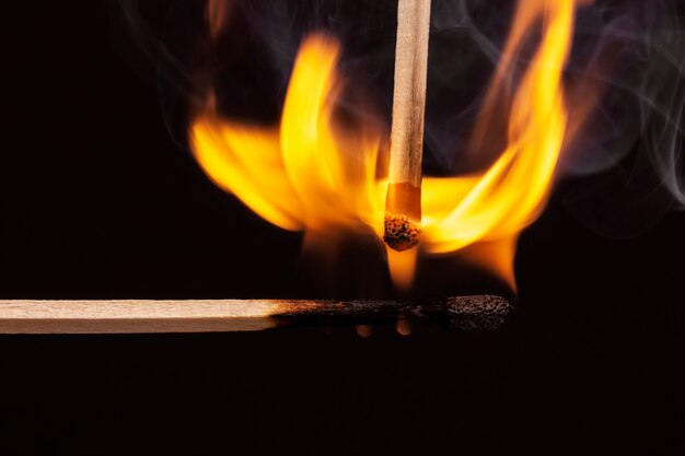 Stilleven van brandende lucifers