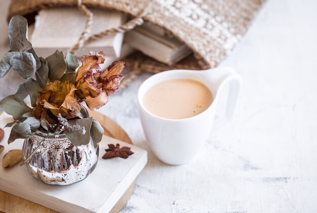 stilleven van een boek en een kopje koffie