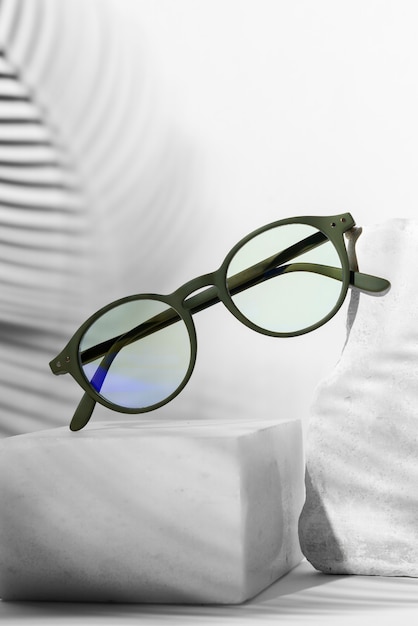 Gratis foto stilleven van een bril met licht afgerond montuur