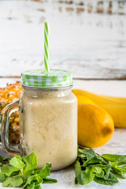 Stilleven van een smakelijke zomer smoothie