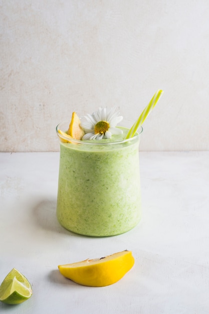 Stilleven van heerlijke groene smoothie