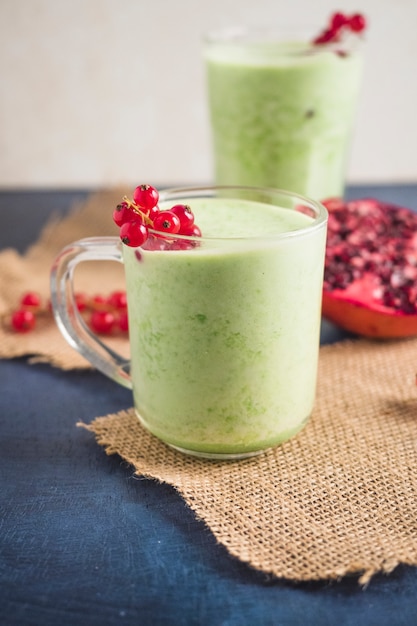 Stilleven van heerlijke groene smoothie