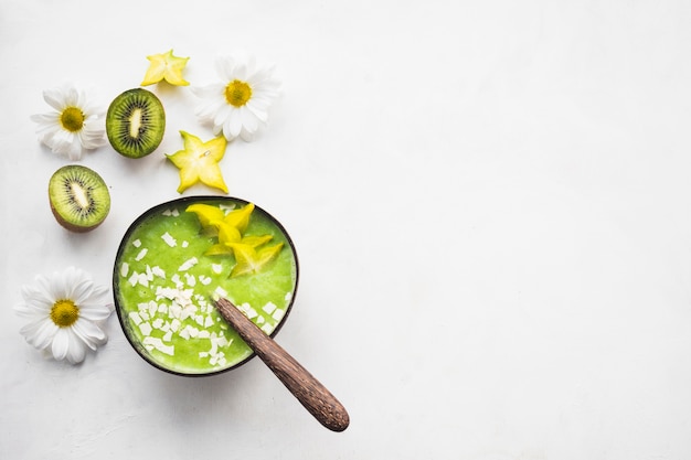 Gratis foto stilleven van heerlijke kiwi-smoothie