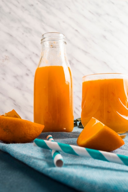 Stilleven van heerlijke mango smoothie