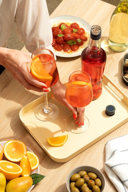 Gratis foto stilleven van italiaanse cocktail