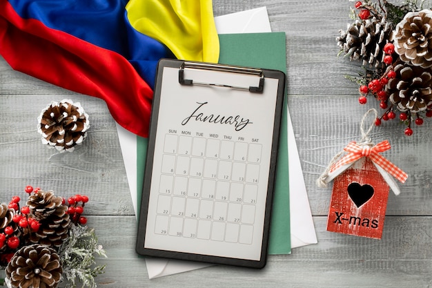 Stilleven van kerstkalender met Colombiaanse vlag