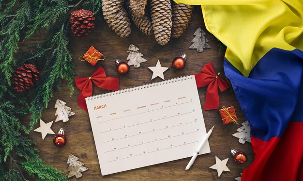 Stilleven van kerstkalender met Colombiaanse vlag