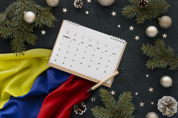 Stilleven van kerstkalender met Colombiaanse vlag