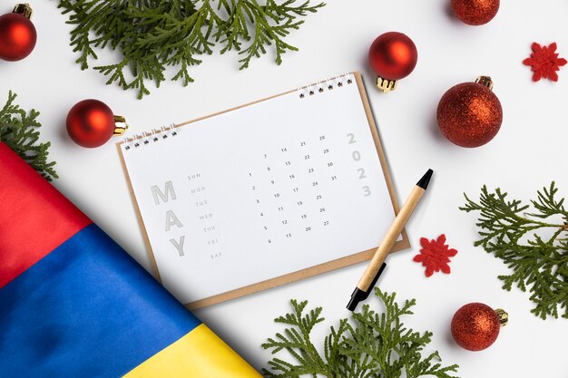 Stilleven van kerstkalender met Colombiaanse vlag