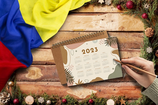 Gratis foto stilleven van kerstkalender met colombiaanse vlag