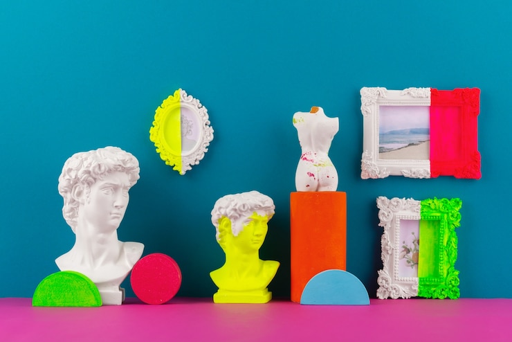 Gratis Foto stilleven van kleine decoratieve voorwerpen met levendige kleuren