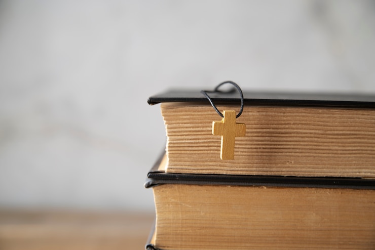 Gratis Foto stilleven van kruisbeeld met boek