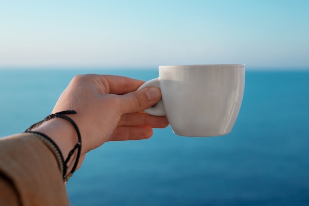 Stilleven van ontspannende koffiekop op terras