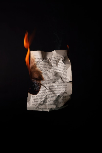 Stilleven van verbrand papier met vlammen