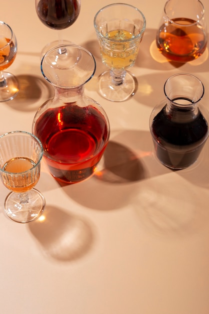Stilleven van wijnkaraf op tafel