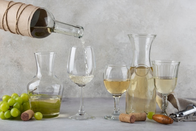 Gratis foto stilleven van wijnkaraf op tafel