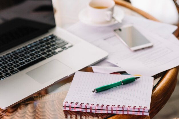 Stilleven van zakelijke elementen in coffeeshop