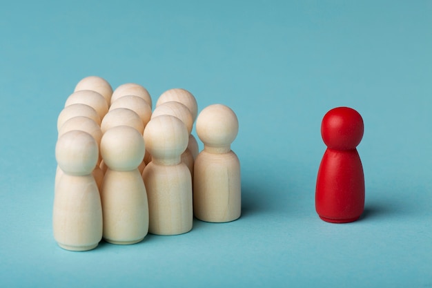 Gratis foto stilleven zakelijke rollen met verschillende pionnen