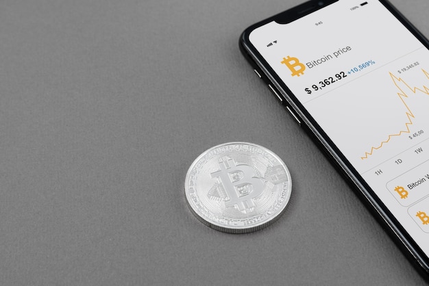 Gratis foto stillevenassortiment met cryptocurrency