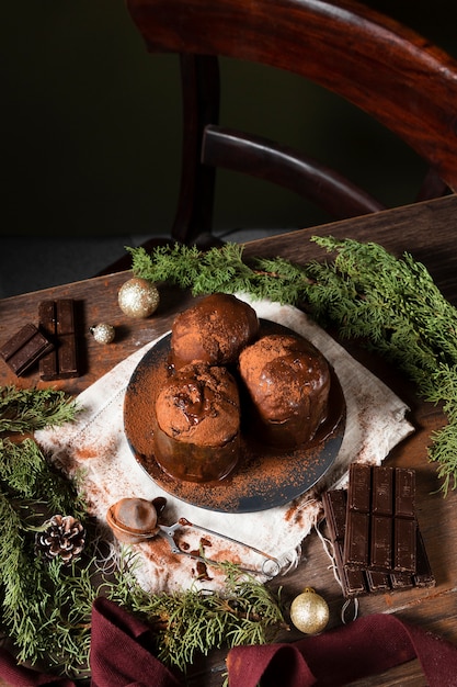 Gratis foto stillevenassortiment van heerlijke panettone