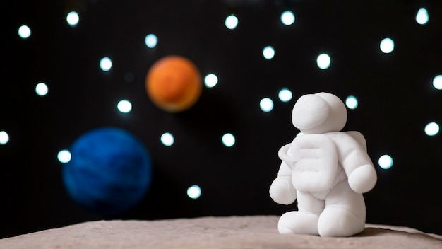 Gratis foto stillevenruimtecompositie met witte astronaut