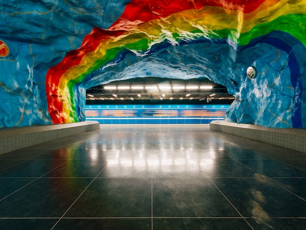 Stockholm underground met een schilderij van de trotse vlag aan de muur