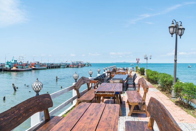 stoel en tafel op terras restaurant met uitzicht op zee