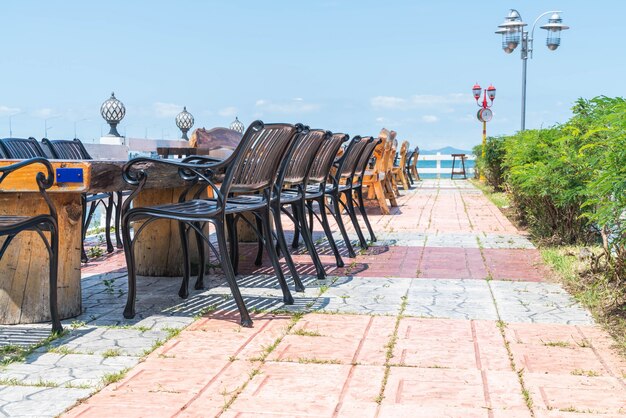 stoel en tafel op terras restaurant met uitzicht op zee