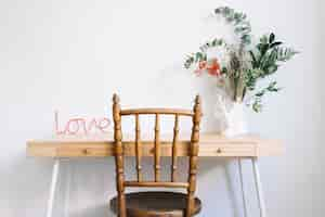 Gratis foto stoel voor decoratieve tafel