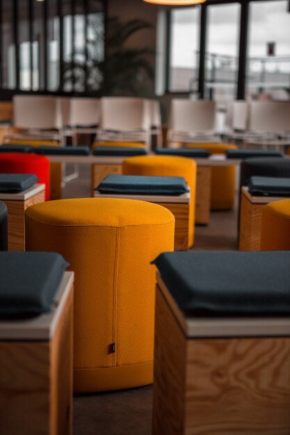 Stoelen met blauwe en oranje kussens